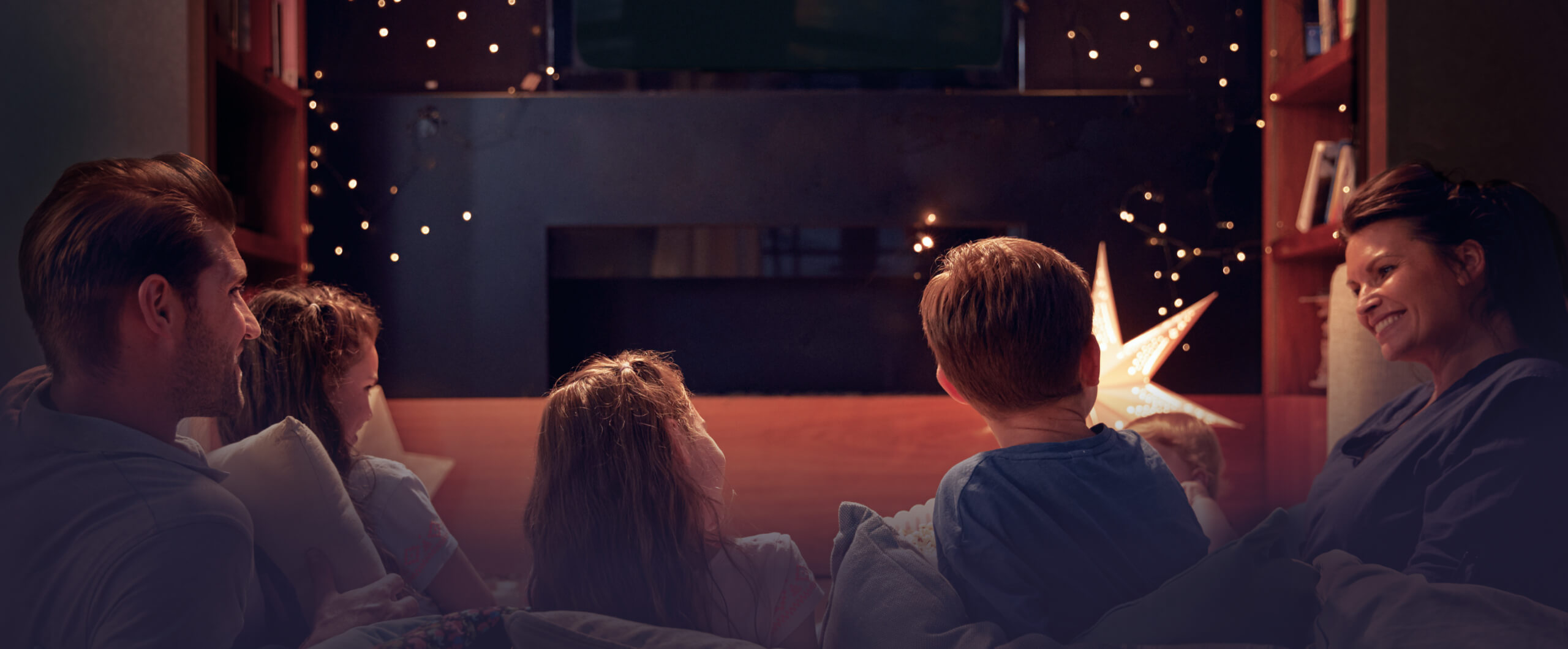 Семья смотрит etvnet на телевизоре